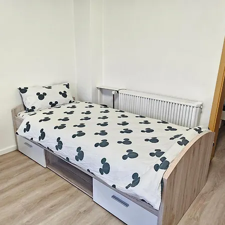 Beautiful 3 Big With Kitchen And Balcony Lejlighed